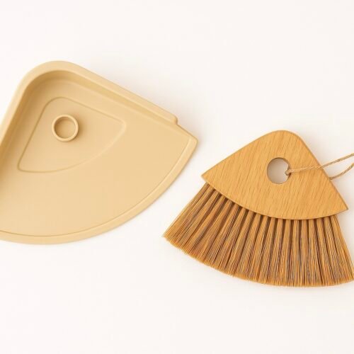 PELLE ET BROSSE TRIANGULAIRE EN BAMBOU BEIGE
