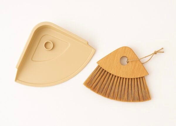 PELLE ET BROSSE TRIANGULAIRE EN BAMBOU BEIGE