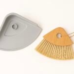 PELLE ET BROSSE TRIANGULAIRE EN BAMBOU GRIS