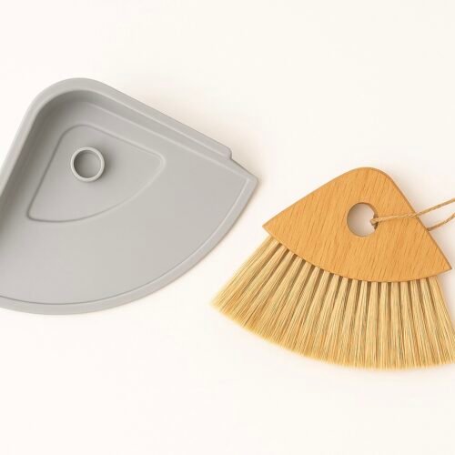 PELLE ET BROSSE TRIANGULAIRE EN BAMBOU GRIS