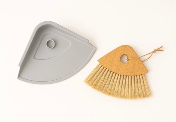 PELLE ET BROSSE TRIANGULAIRE EN BAMBOU GRIS